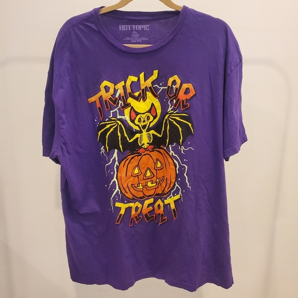 Halloween Trick or Treat 🎃 Bright purple jack o lantern and bat Tee 💜 - Picture 1 of 5
